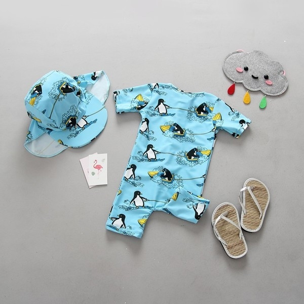 Costum de baie intreg pentru baieti si fete cu imprimeu si palarie