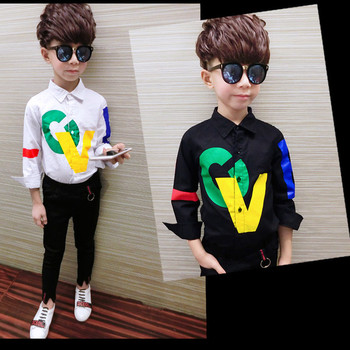 Κομψό παιδικό πουκάμισο για αγόρια με κολάρο σε σχήμα V και χρωματιστά γράμματα σε λευκό και μαύρο χρώμα