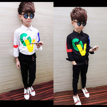 Κομψό παιδικό πουκάμισο για αγόρια με κολάρο σε σχήμα V και χρωματιστά γράμματα σε λευκό και μαύρο χρώμα