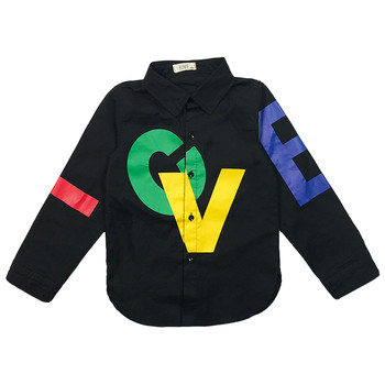 Спортно-елегантна детска риза за момчета с V-образна яка и цветни букви в бял и черен цвят
