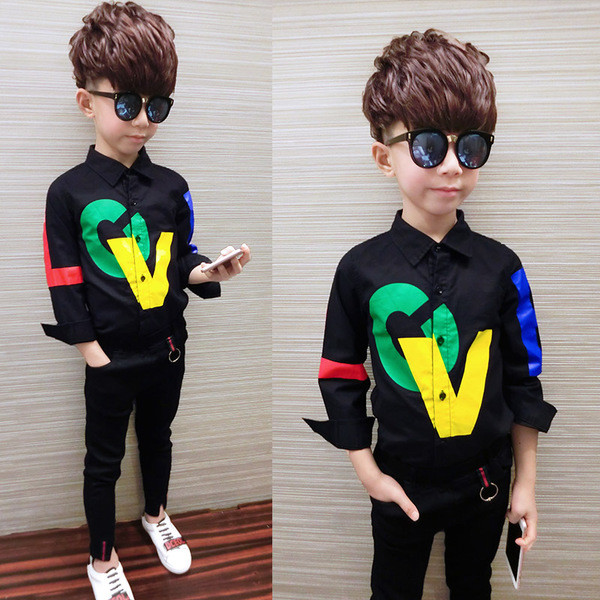 Κομψό παιδικό πουκάμισο για αγόρια με κολάρο σε σχήμα V και χρωματιστά γράμματα σε λευκό και μαύρο χρώμα