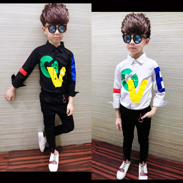 Κομψό παιδικό πουκάμισο για αγόρια με κολάρο σε σχήμα V και χρωματιστά γράμματα σε λευκό και μαύρο χρώμα