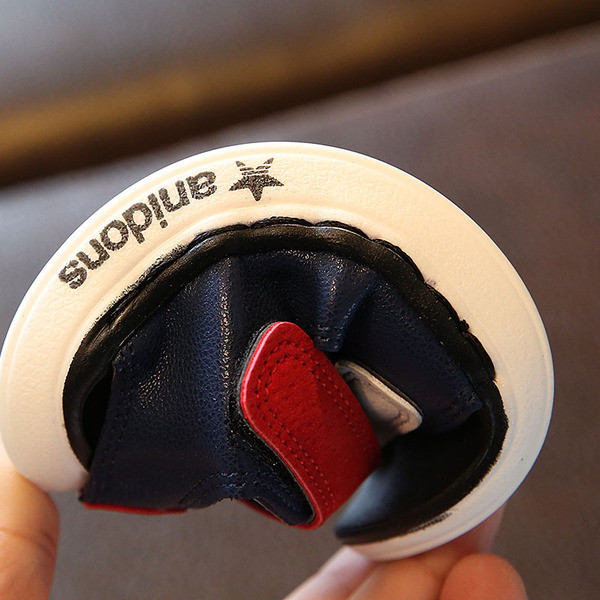 Kényelmes talpú, színes pántokkal ellátott gyerekszandál fiúknak