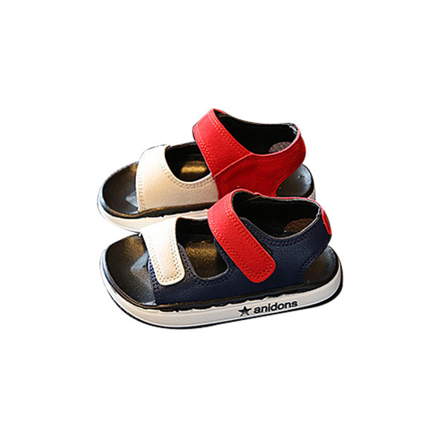 Kényelmes talpú, színes pántokkal ellátott gyerekszandál fiúknak