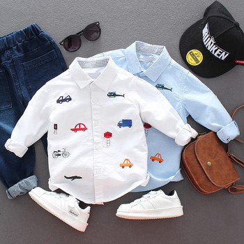 Детска риза за момчета,подходяща за ежедневие с малки цветни апликации в бял и светло син цвят