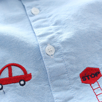Παιδικό πουκάμισο για αγόρια, κατάλληλο για καθημερινή ζωή με μικρές πολύχρωμες εφαρμογές σε λευκό και ανοικτό μπλε χρώμα