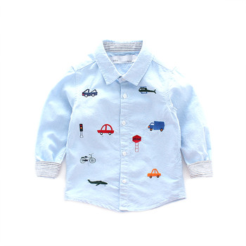 Παιδικό πουκάμισο για αγόρια, κατάλληλο για καθημερινή ζωή με μικρές πολύχρωμες εφαρμογές σε λευκό και ανοικτό μπλε χρώμα