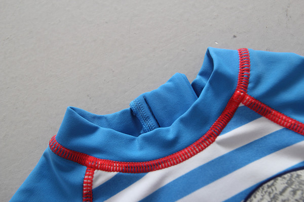 Costum de baie intreg pentru baieti in dungi cu aplicatie si palarie