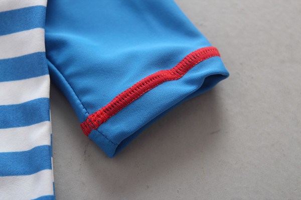 Costum de baie intreg pentru baieti in dungi cu aplicatie si palarie