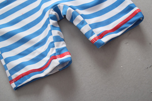 Costum de baie intreg pentru baieti in dungi cu aplicatie si palarie