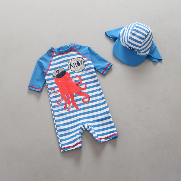 Costum de baie intreg pentru baieti in dungi cu aplicatie si palarie