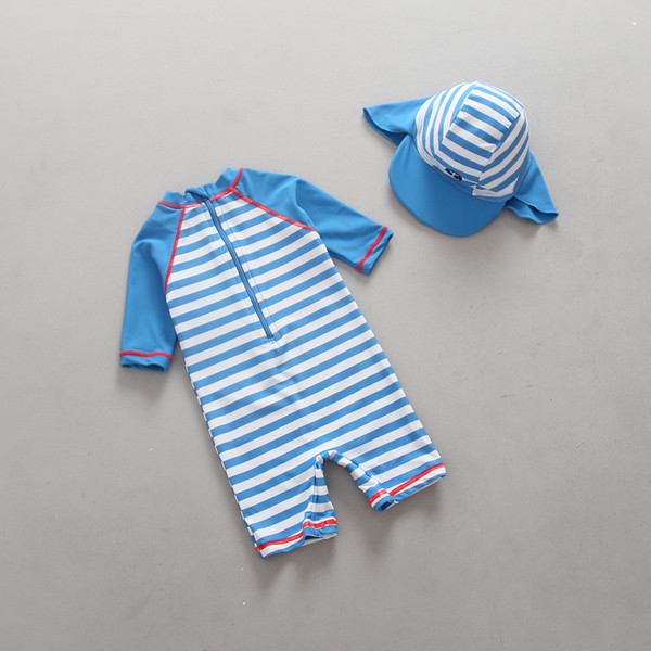 Costum de baie intreg pentru baieti in dungi cu aplicatie si palarie