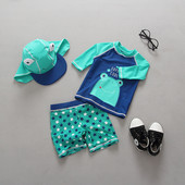 Costum de baie pentru copii în trei părți pentru băieți - tricou și pantaloni scurți cu pălărie