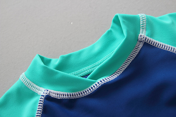 Costum de baie pentru copii în trei părți pentru băieți - tricou și pantaloni scurți cu pălărie