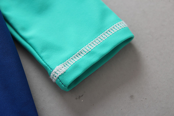 Costum de baie pentru copii în trei părți pentru băieți - tricou și pantaloni scurți cu pălărie