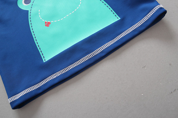 Costum de baie pentru copii în trei părți pentru băieți - tricou și pantaloni scurți cu pălărie