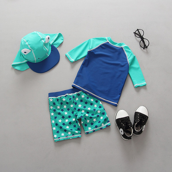 Costum de baie pentru copii în trei părți pentru băieți - tricou și pantaloni scurți cu pălărie