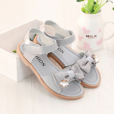 Μοντέρνα παιδικά σανδάλια με κορδέλα και μεταλλική διακόσμηση σε δύο χρώματα - γκρι και ροζ