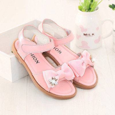 Μοντέρνα παιδικά σανδάλια με κορδέλα και μεταλλική διακόσμηση σε δύο χρώματα - γκρι και ροζ