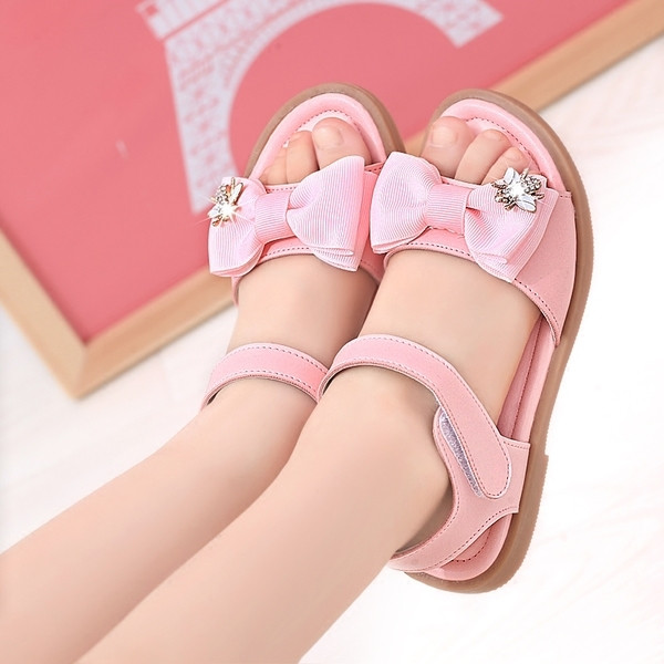 Μοντέρνα παιδικά σανδάλια με κορδέλα και μεταλλική διακόσμηση σε δύο χρώματα - γκρι και ροζ