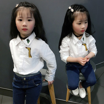 Модерна детска риза за момчета и момичета с висока поло яка и мини цветни апликации в светло син и бял цвят