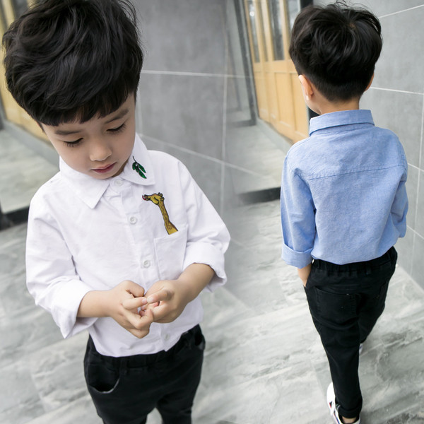 Μοντέρνο παιδικό πουκάμισο για αγόρια και κορίτσια με υψηλό κολάρο σε ανοιχτό μπλε και λευκό χρώμα