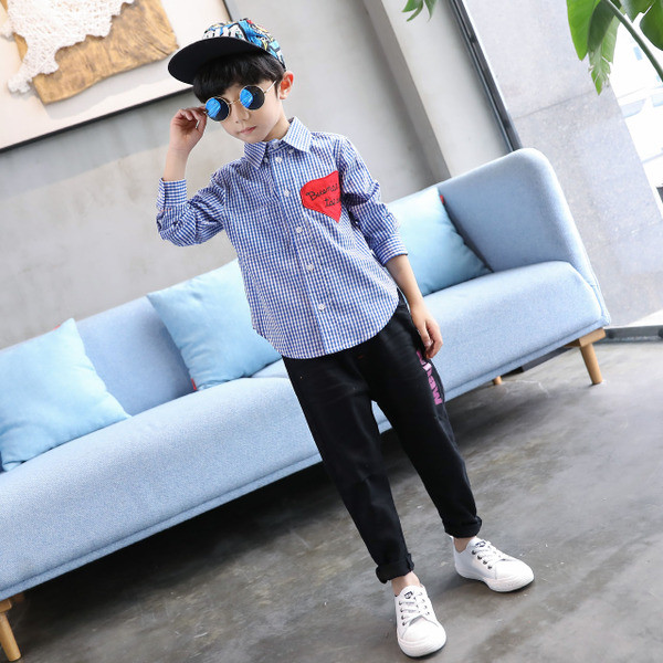 Cămașă pentru copii cu dungi pentru băieți cu guler înalt în formă de V, imprimeu color și inscripție