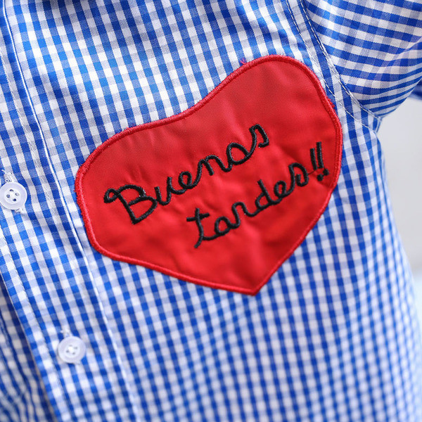 Cămașă pentru copii cu dungi pentru băieți cu guler înalt în formă de V, imprimeu color și inscripție