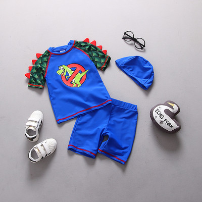 Детски бански костюм от две части тениска и къси панталони в син цвят, цветни ръкави и апликация