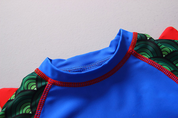 Tricou și pantaloni scurți pentru copii din două piese, mâneci și aplicații colorate