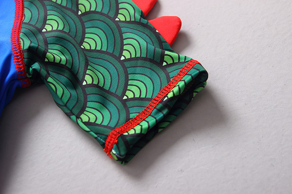 Tricou și pantaloni scurți pentru copii din două piese, mâneci și aplicații colorate