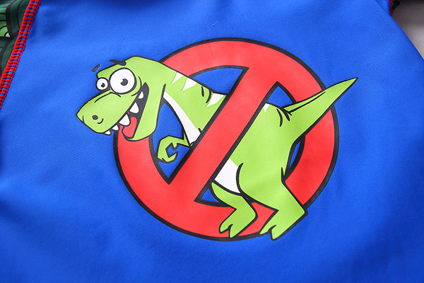 Tricou și pantaloni scurți pentru copii din două piese, mâneci și aplicații colorate