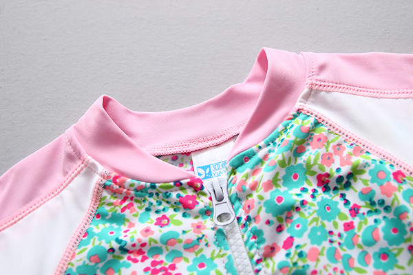 Costum de baie pentru fete pentru copii din trei părți - top, pantaloni scurți și pălărie