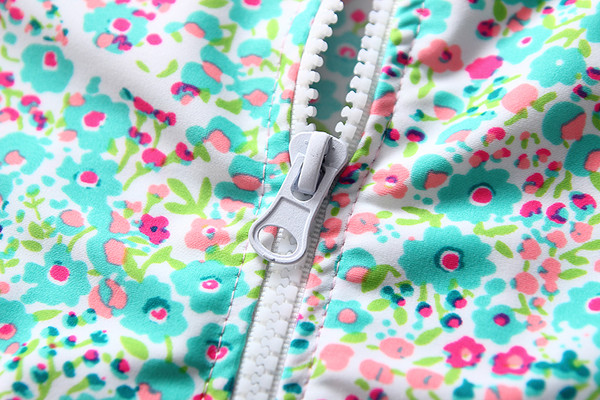 Costum de baie pentru fete pentru copii din trei părți - top, pantaloni scurți și pălărie