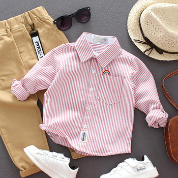 Детска стилна раирана риза за момчета с джоб и мини цветна апликация в розов и син цвят