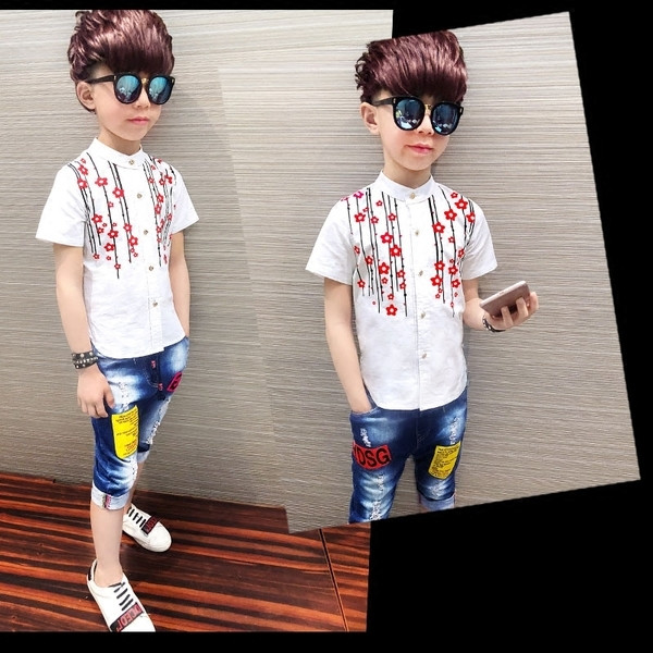 Κομψό παιδικό πουκάμισο για αγόρια με απαλό κεντήματα σε λευκό χρώμα