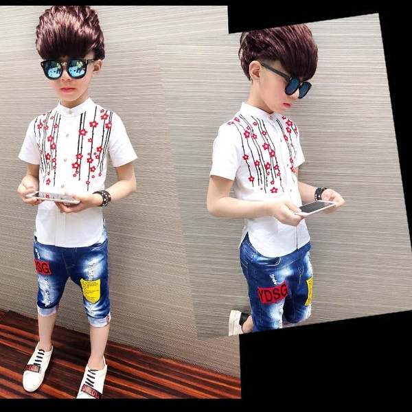 Κομψό παιδικό πουκάμισο για αγόρια με απαλό κεντήματα σε λευκό χρώμα