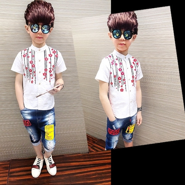 Κομψό παιδικό πουκάμισο για αγόρια με απαλό κεντήματα σε λευκό χρώμα