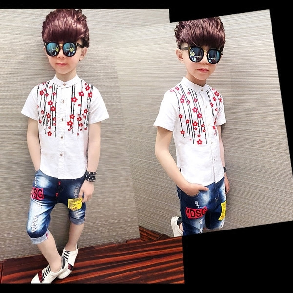 Κομψό παιδικό πουκάμισο για αγόρια με απαλό κεντήματα σε λευκό χρώμα