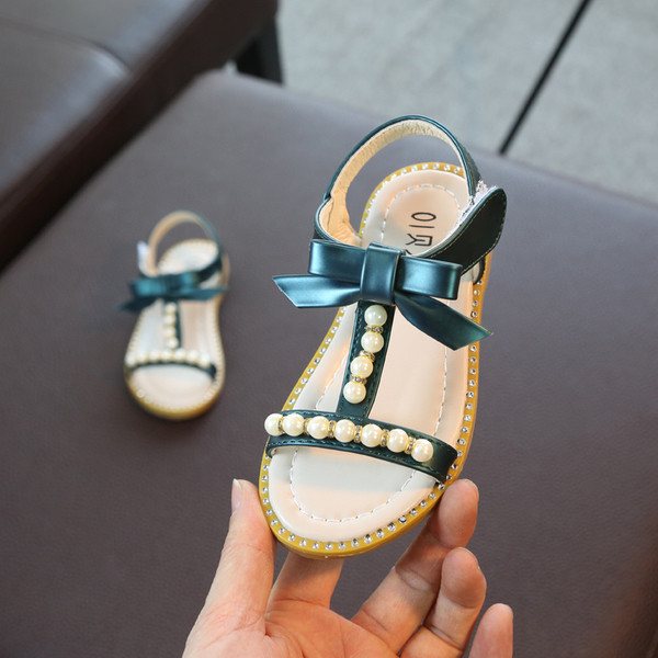 Τρέχοντα παιδικά σανδάλια διακοσμημένα με μαργαριτάρια σε τρία χρώματα - λευκό, ροζ, σκούρο πράσινο