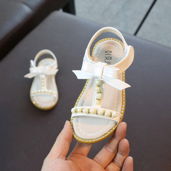 Τρέχοντα παιδικά σανδάλια διακοσμημένα με μαργαριτάρια σε τρία χρώματα - λευκό, ροζ, σκούρο πράσινο