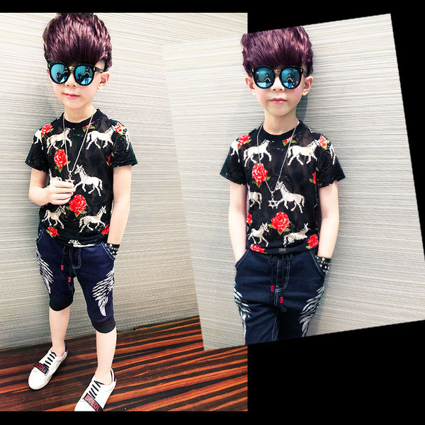 Μοντέρνο αθλητικό-κομψό T-shirt για αγόρια με μοτίβο χρώματος σε μαύρο χρώμα