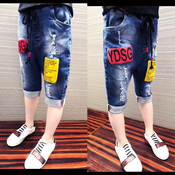 Κομψά παιδικά τζιν για αγόρια με μήκος 3/4 με κορδόνια και έγχρωμες εκτυπώσεις σε σκούρο χρώμα