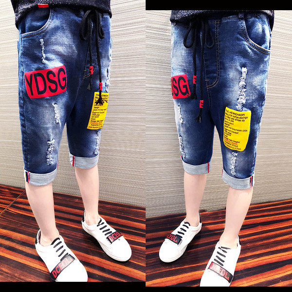 Κομψά παιδικά τζιν για αγόρια με μήκος 3/4 με κορδόνια και έγχρωμες εκτυπώσεις σε σκούρο χρώμα