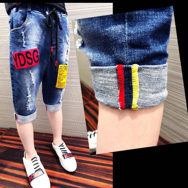 Κομψά παιδικά τζιν για αγόρια με μήκος 3/4 με κορδόνια και έγχρωμες εκτυπώσεις σε σκούρο χρώμα