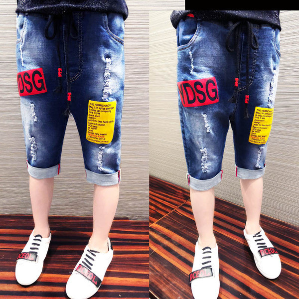 Κομψά παιδικά τζιν για αγόρια με μήκος 3/4 με κορδόνια και έγχρωμες εκτυπώσεις σε σκούρο χρώμα