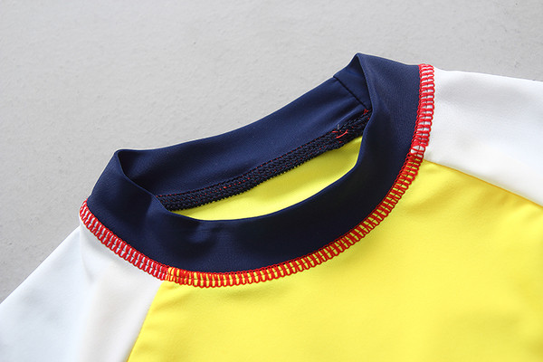 Costum de baie pentru copii în două părți - tricou și pantaloni scurți, cu pălărie