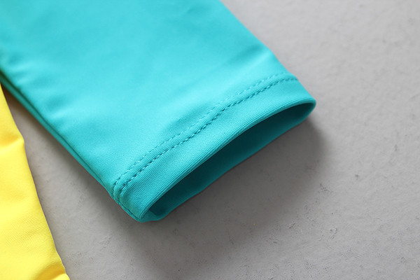 Costum de baie pentru copii în două părți - tricou și pantaloni scurți, cu pălărie