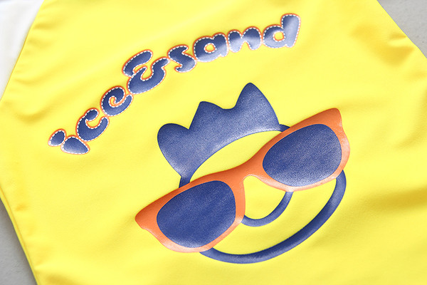 Costum de baie pentru copii în două părți - tricou și pantaloni scurți, cu pălărie