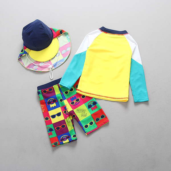 Costum de baie pentru copii în două părți - tricou și pantaloni scurți, cu pălărie